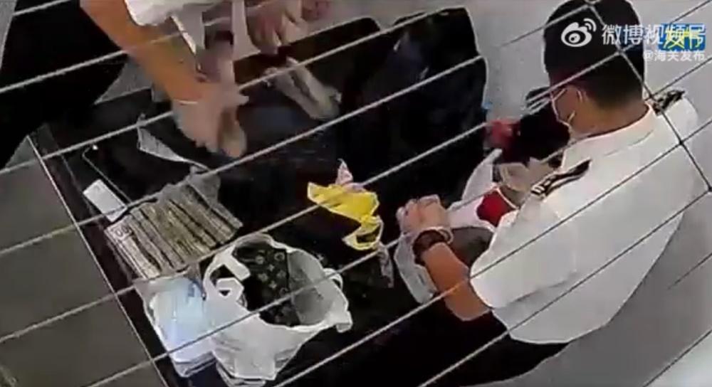 現場關員發現其神情可疑,並有意用背包遮擋腹部,遂將其攔截。(微博)