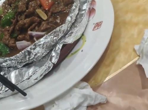 事主稱近20隻的「小強」竟從盤子底部不斷竄出,甚至直接爬到筷子上。(微博)