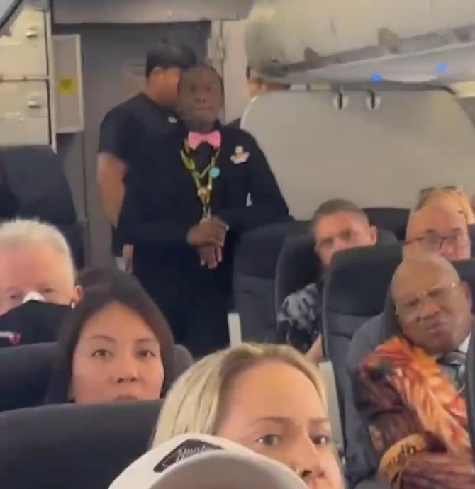 一名空少走向她們,並要求她們穿上外套或把自己露出的身體部位遮蔽。(IG)