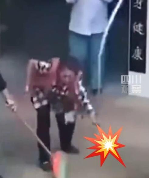 老太卻奮勇上前,徒手抓住蛇尾就如甩鞭子般,使勁把蛇連環摔至當場斃命。(微博)