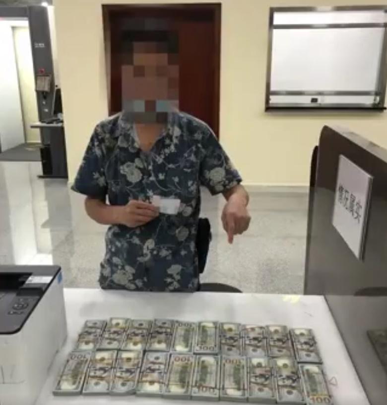 海關經清點,共計20萬美元整,折合人民幣約140.3萬元。(微博)