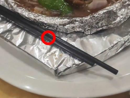 事主稱近20隻的「小強」竟從盤子底部不斷竄出,甚至直接爬到筷子上。(微博)