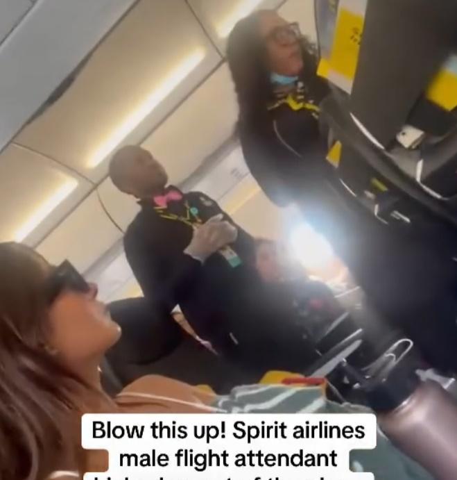 Teresa認為空少的要求不合理,便指出沒有「不可以穿露肚裝」搭機的規定。(IG)