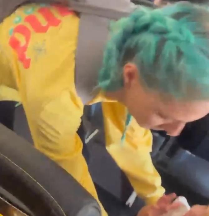 帶著孩子的媽媽都被趕落機。(IG)