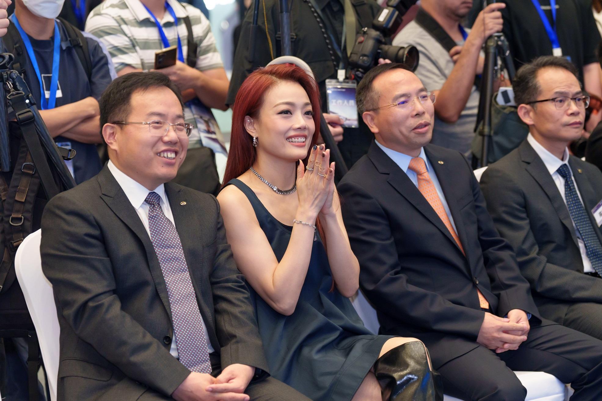 03. 容祖兒與(右二)GAC的總經理衛海崗、(左二)銷售部副總經理王順勝及(左一)海外業務部總經理童偉,出席GAC E9香港發布會。