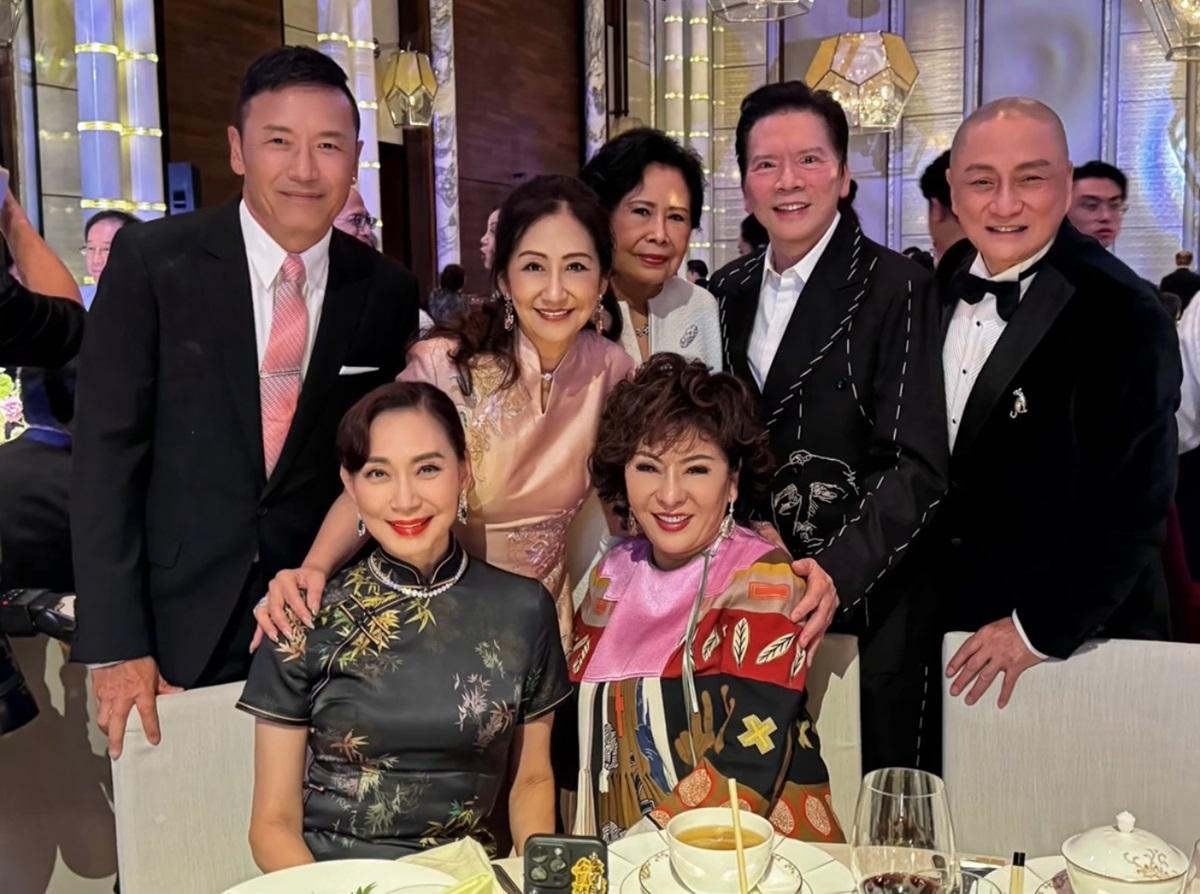 向生向太仲有鄺美雲等出席婚禮。