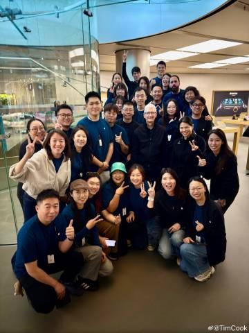 庫克在蘋果的王府井零售店與顧客和團隊見面。(Tim Cook微博圖)