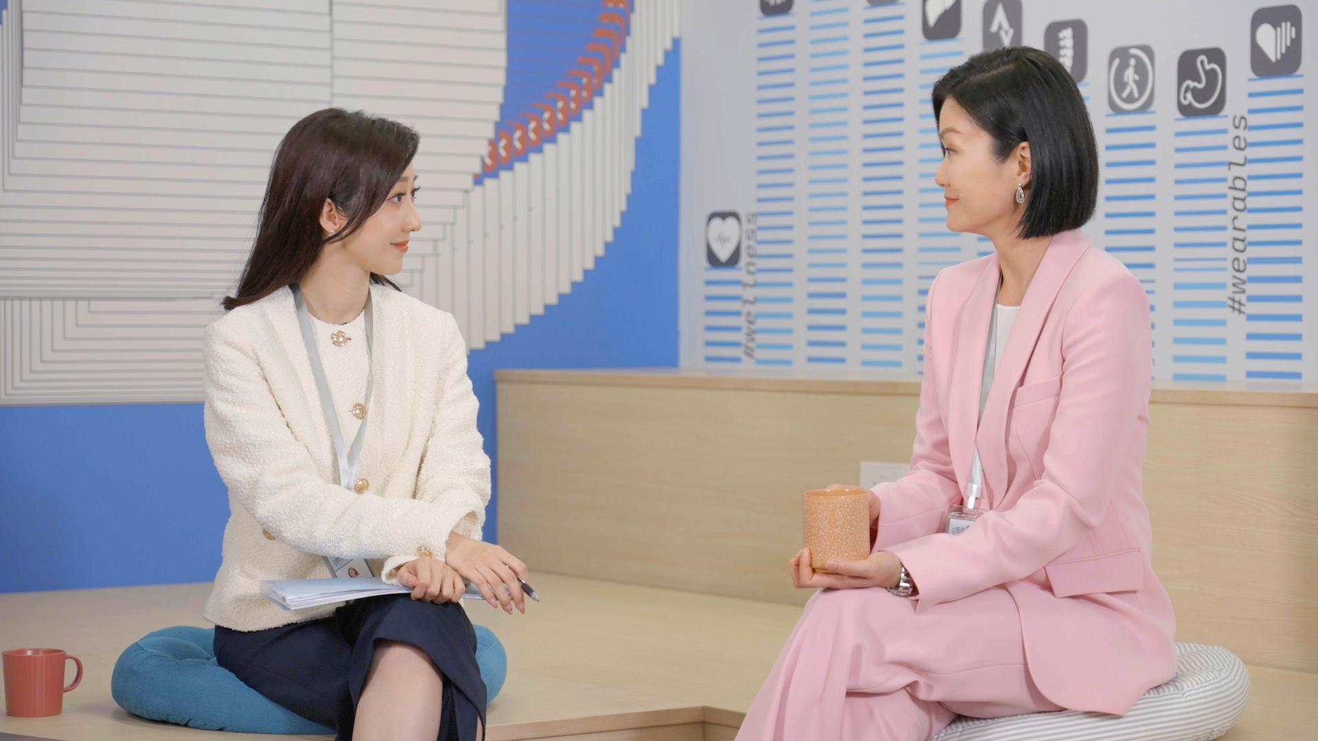 二人在短片中同是健康節目主播,常常為爭取最獨特與最吸引人的新聞題材而鬥個不停。