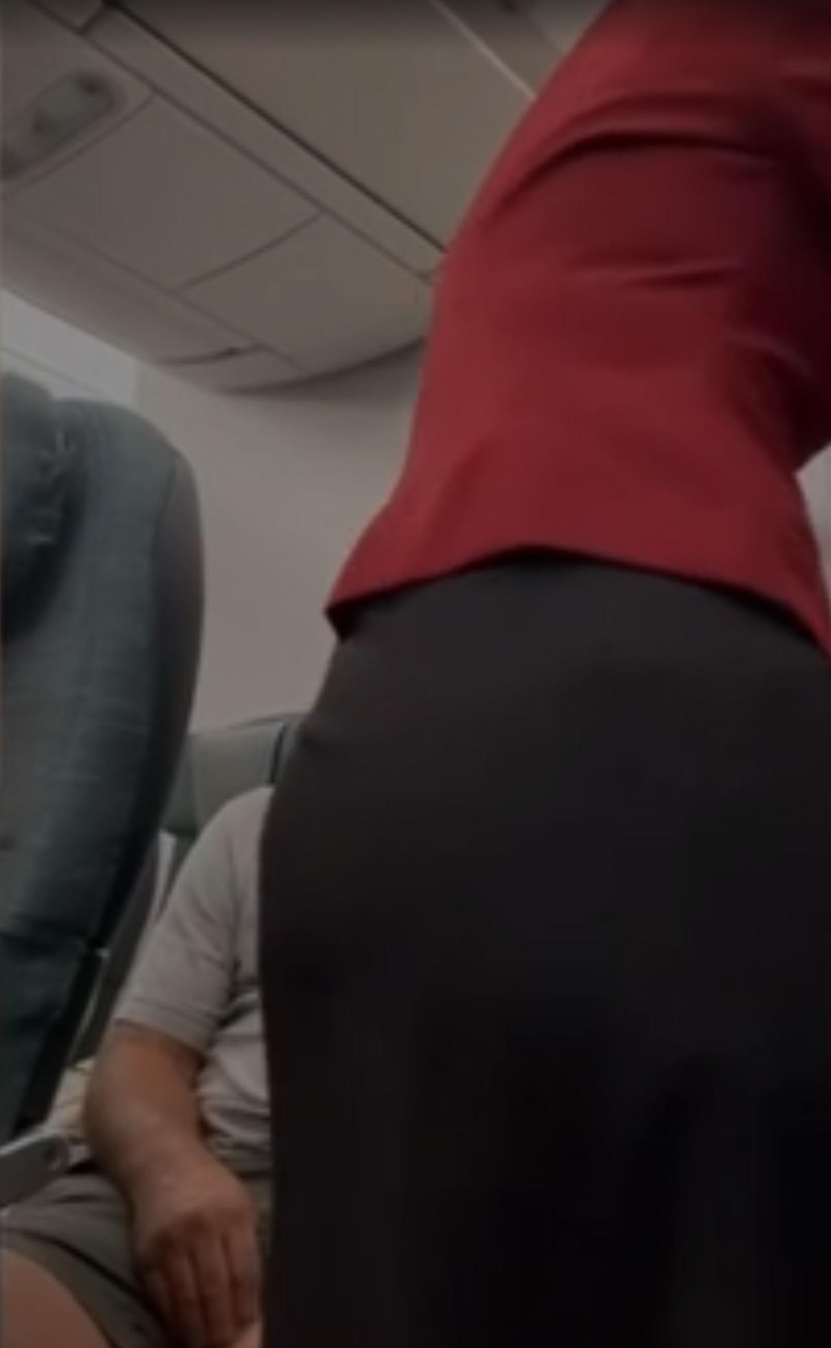 空姐邊行邊安撫老翁情緒。(網片截圖)