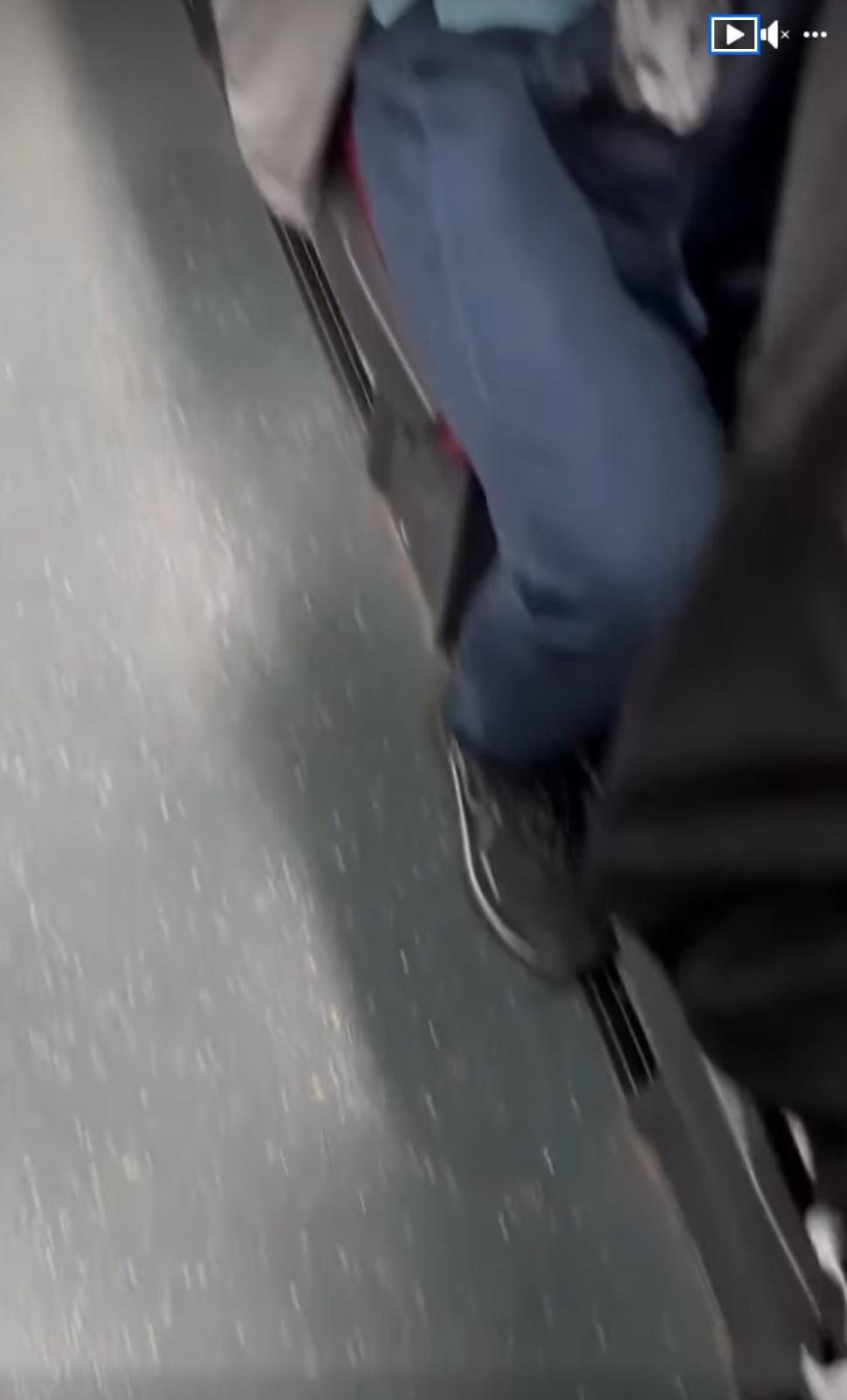 巴士座位疑現「泥漿型」大便 旁邊乘客舉動成焦點。(網片截圖)