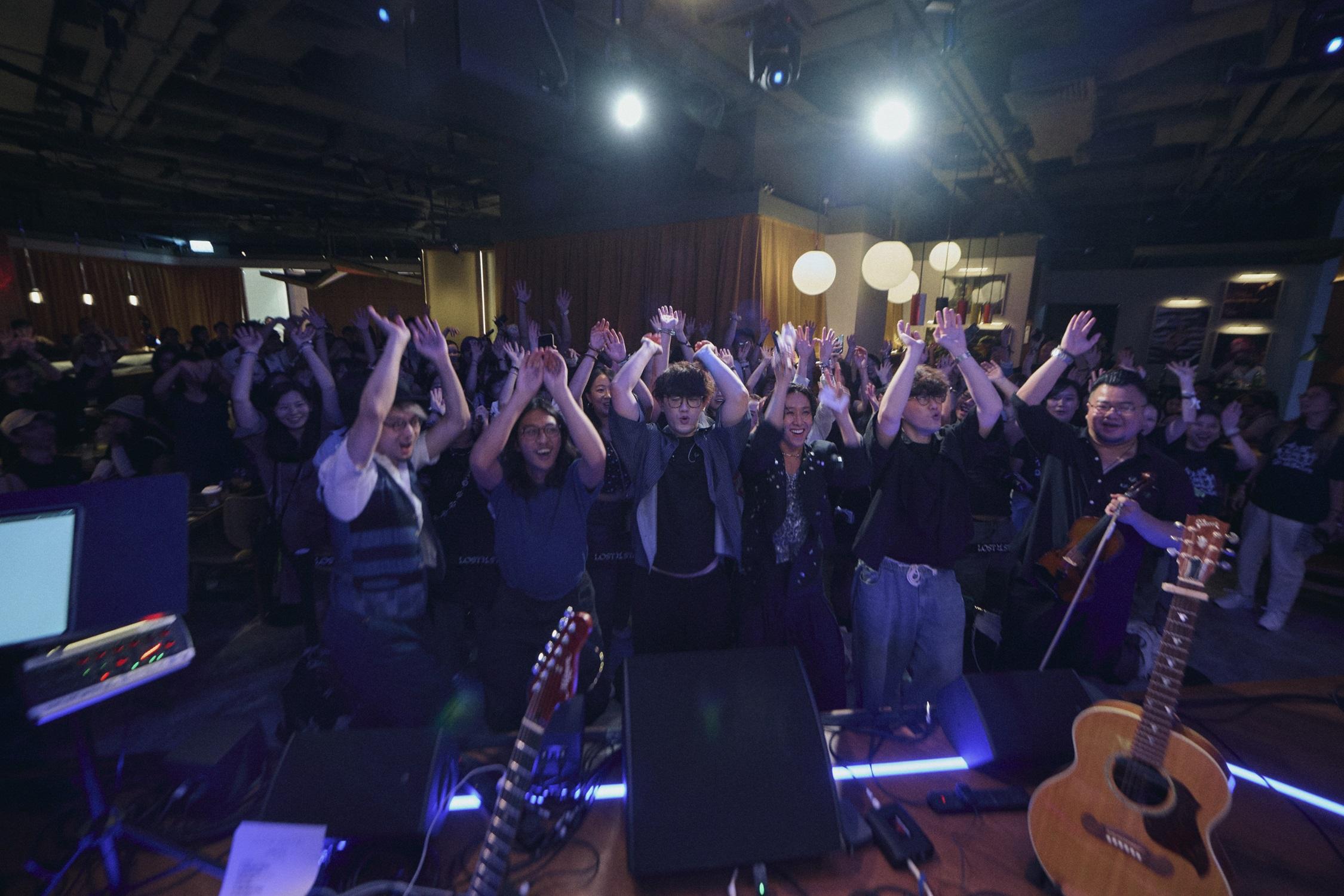 Manson與樂迷組成人浪,現場氣氛熱烈。