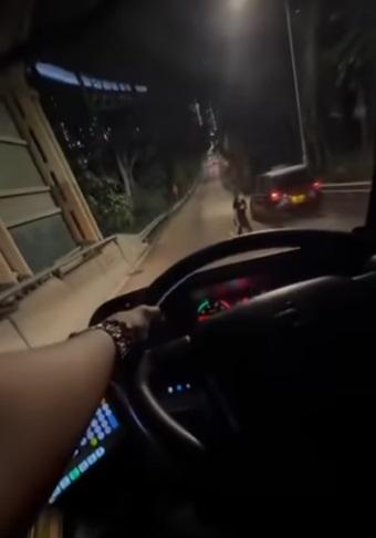 車Cam直擊|最終黑衣女子放棄截車,離開馬路。(網片截圖)