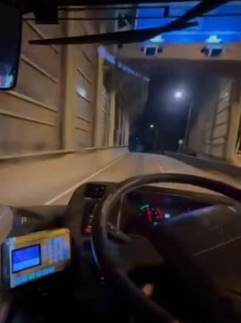 車Cam直擊|黑衣婦黑夜公路「大字型」截車。(網片截圖)