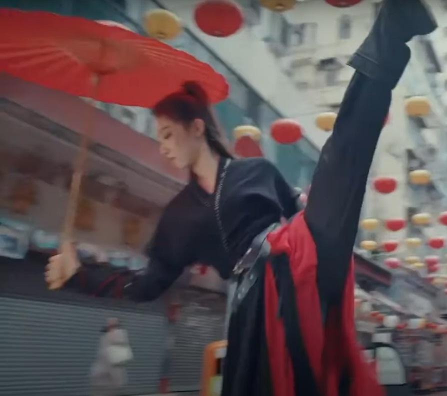 「峨嵋派女俠」現身香港,一眾團員街頭展現中國傳統武藝。(網片截圖)