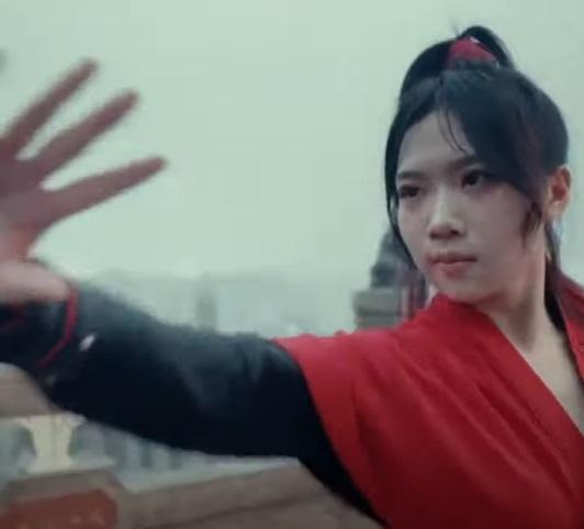 「峨嵋派女俠」現身香港,一眾團員街頭展現中國傳統武藝。(網片截圖)