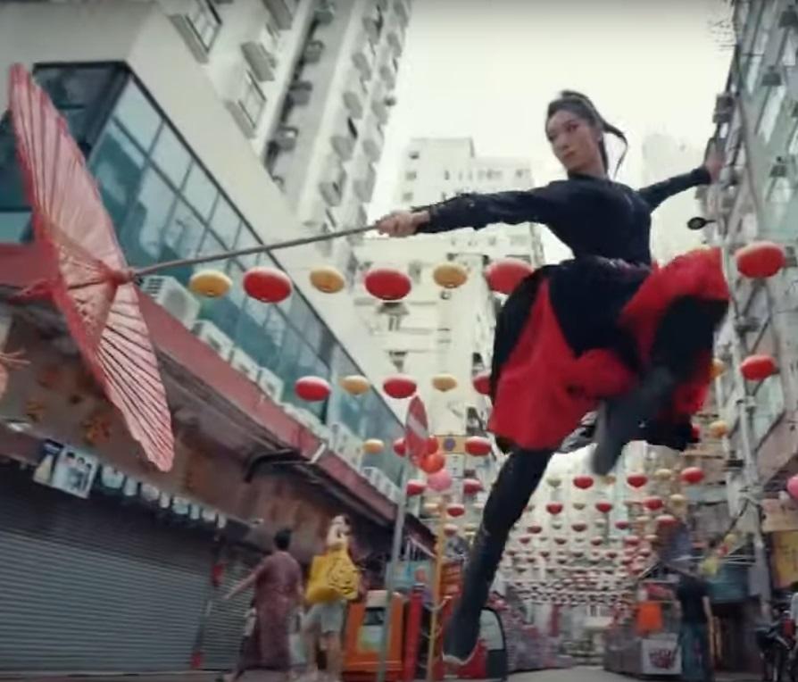 「峨嵋派女俠」現身香港,一眾團員街頭展現中國傳統武藝。(網片截圖)