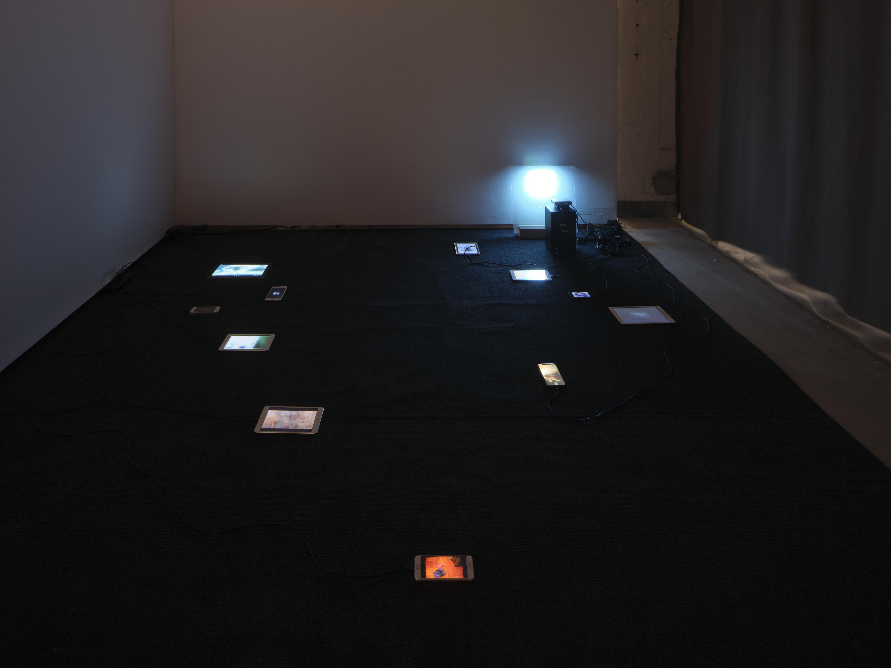 馮可貝裝置作品《用白填空》,多頻道錄像(有聲),影片長度不斷變化。