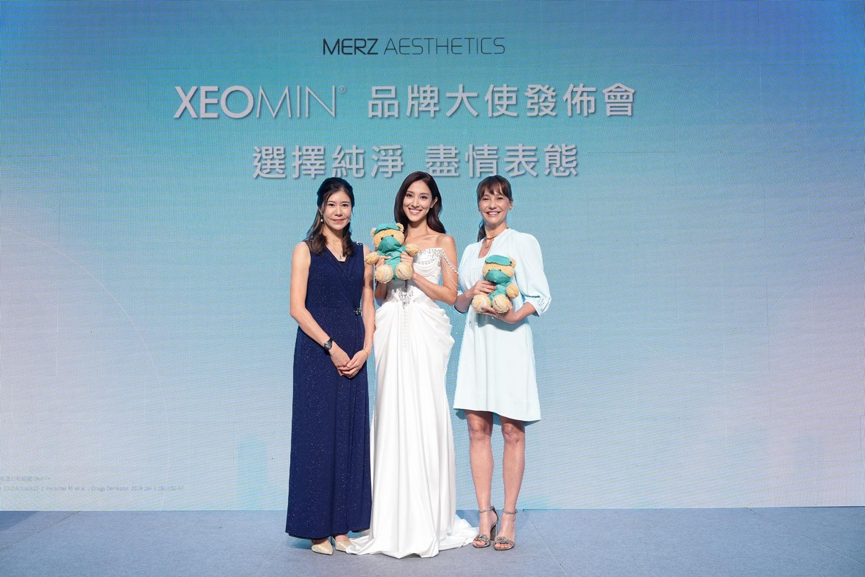 Grace與品牌代表合照留念。