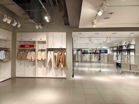 H&M九龍灣Megabox店內,不少貨架已經清空。(網上圖片)