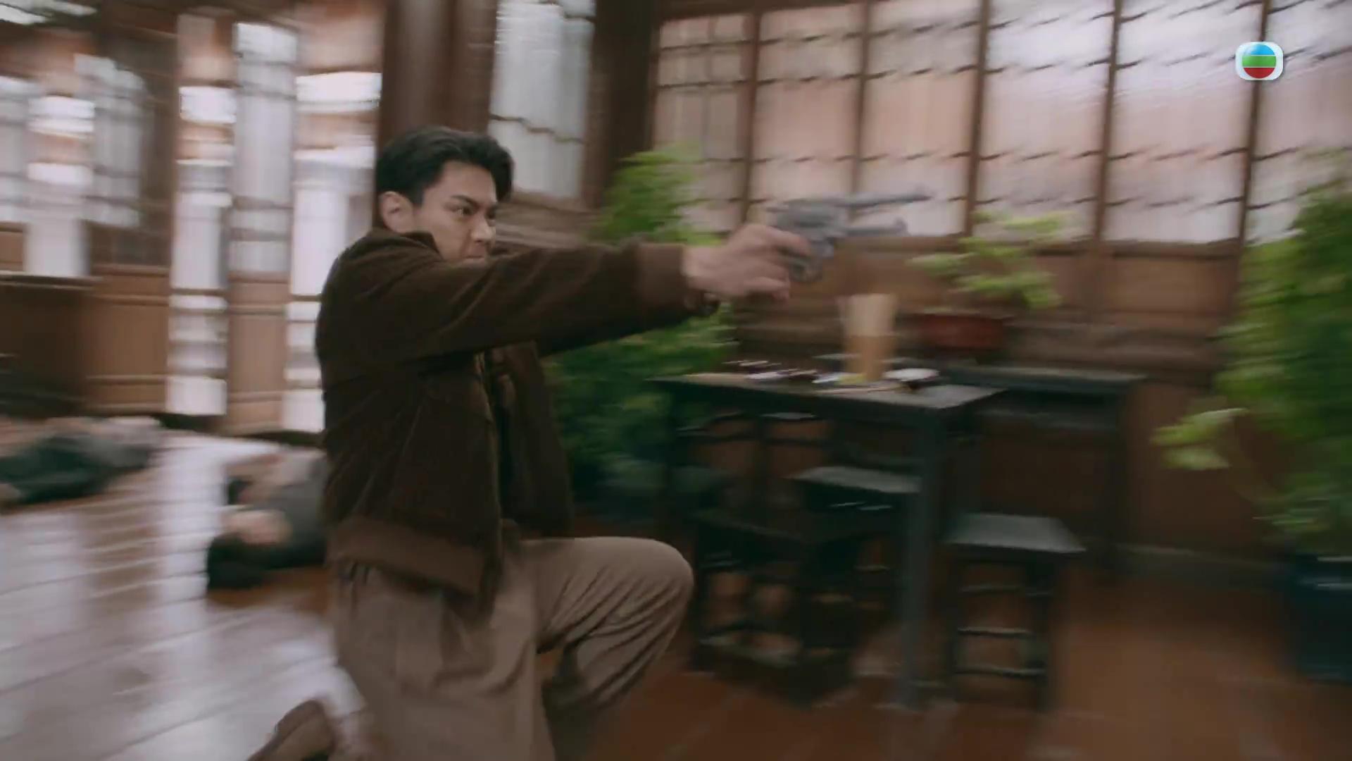 「跪地開槍法」原來靠「劉穎鏇激將法」練出來。