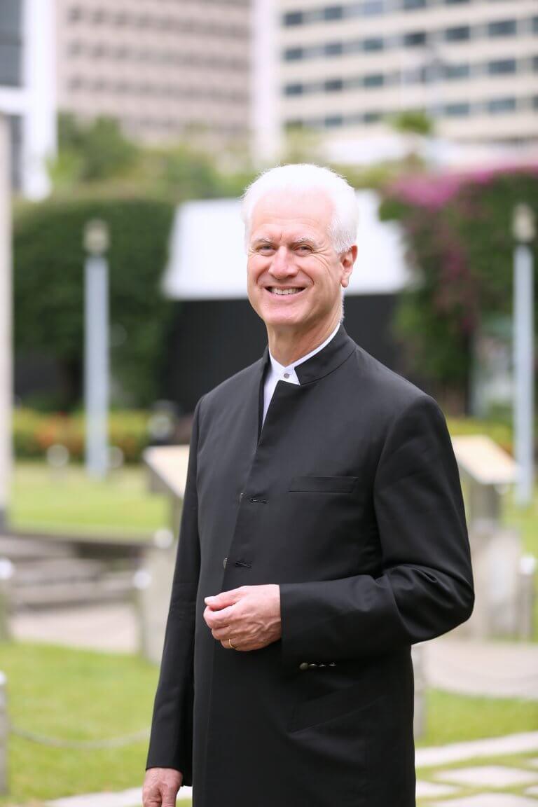 柏鵬是享負盛名的指揮家、小提琴家、室樂演奏家及音樂教育家,現在是香港小交響樂團的總監。