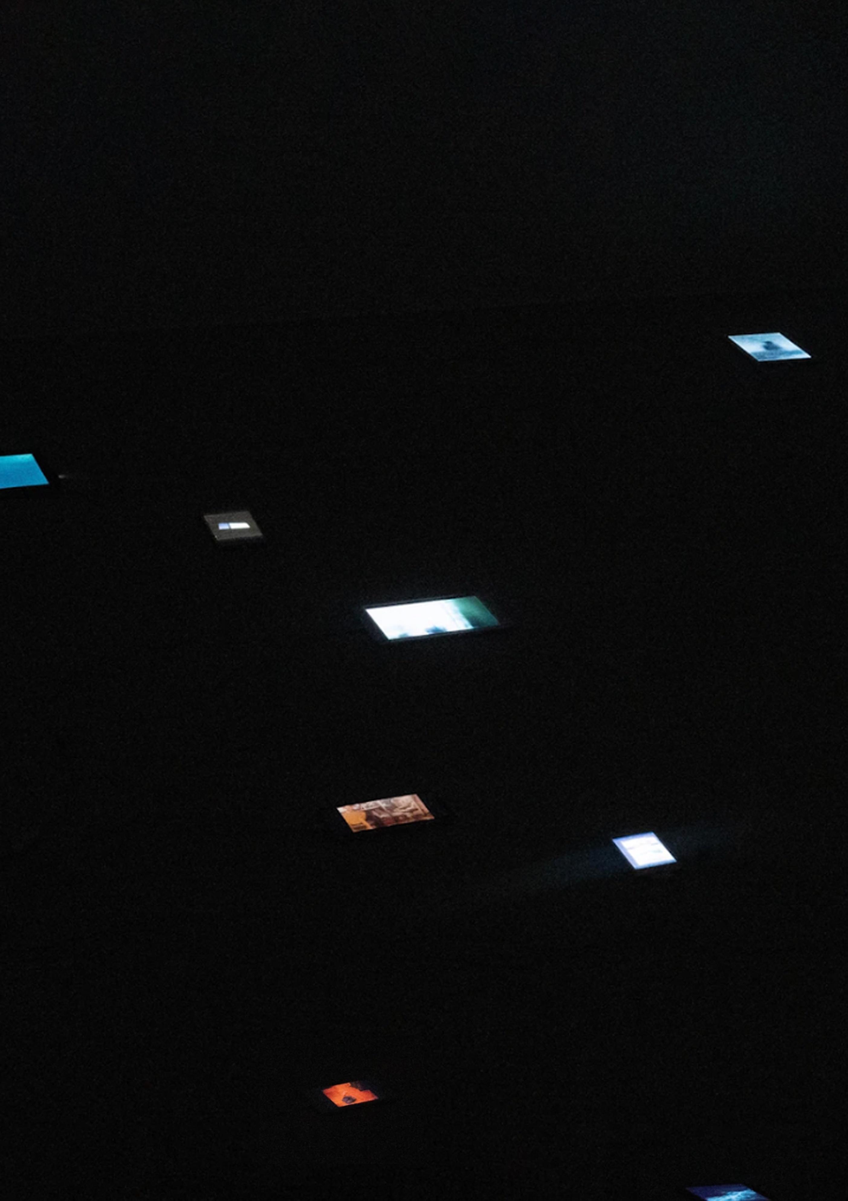 馮可貝裝置作品《用白填空》,多頻道錄像(有聲),影片長度不斷變化。