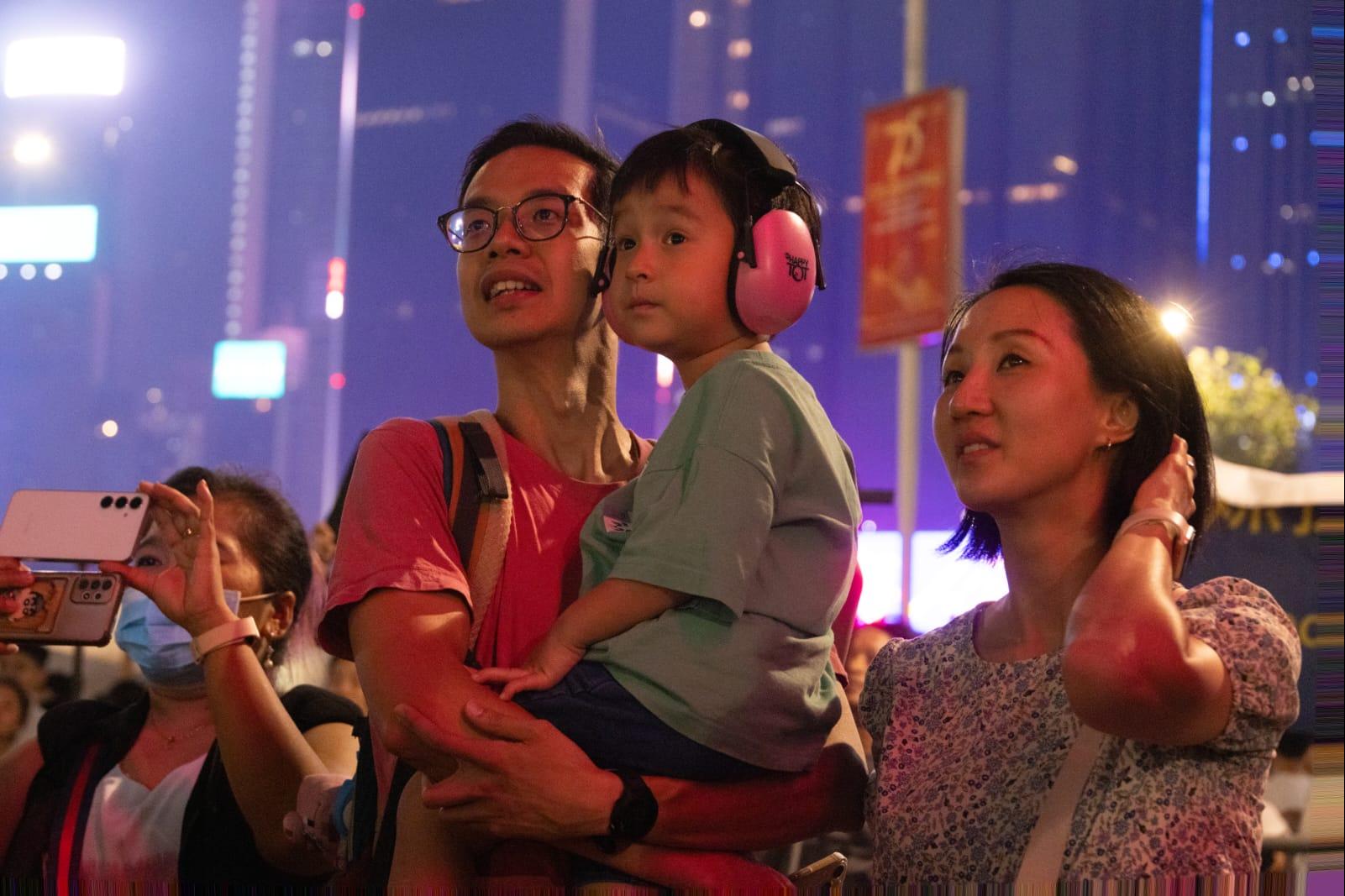 大批市民及旅客到場欣賞。(蘇文傑攝)