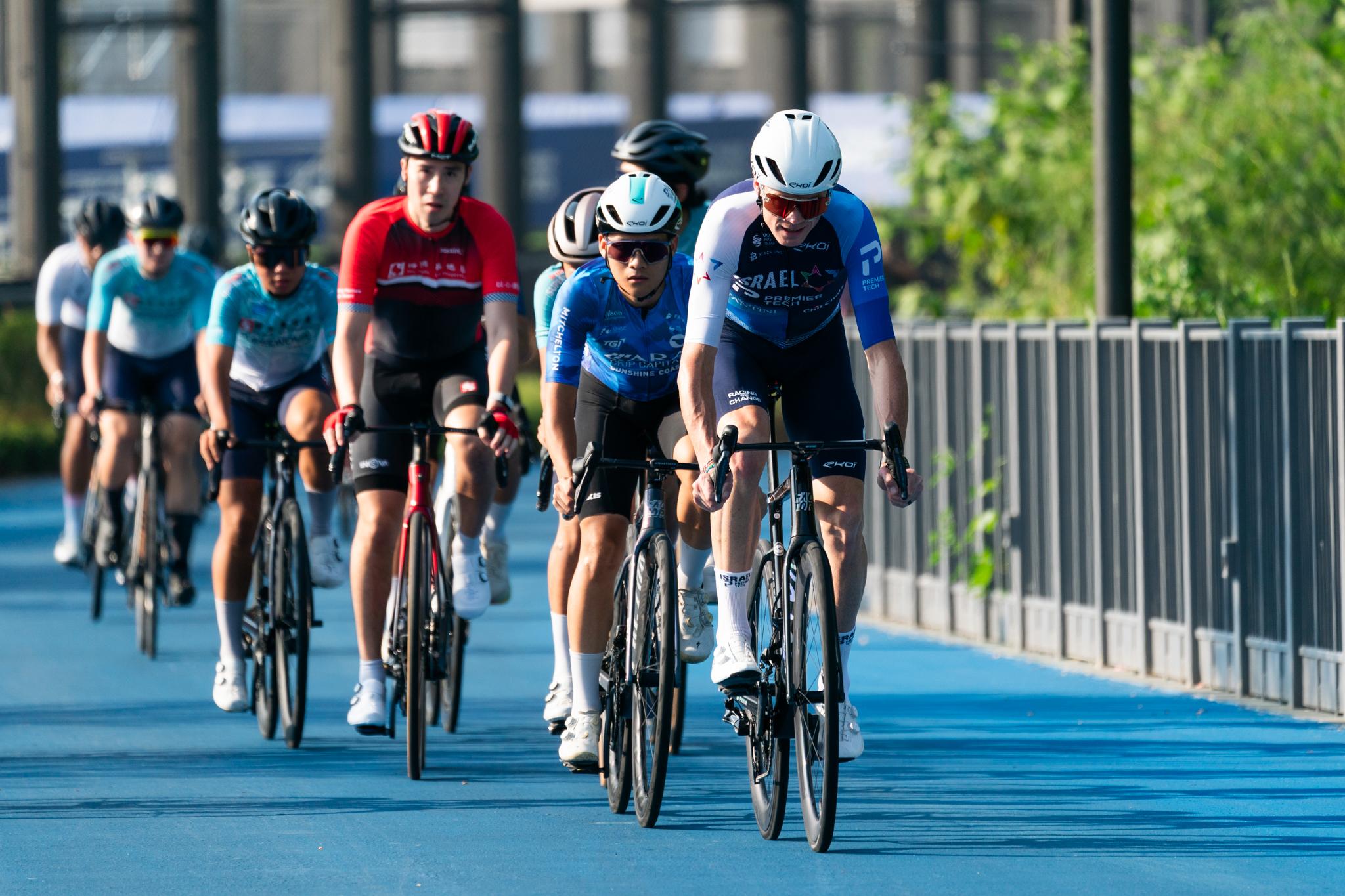 新鴻基地產(016)執行董事郭基煇今日率先邀請Chris Froome來到試運中的西沙GO PARK,與一眾本地年輕車手和「粉絲」見面交流,並親身體驗西沙GO PARK多元化的體育設施。