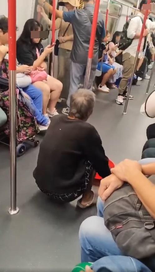 網上熱話|老伯在港鐵車廂以「鴨仔步」方式半蹲前行,疑似行乞。(網片截圖)