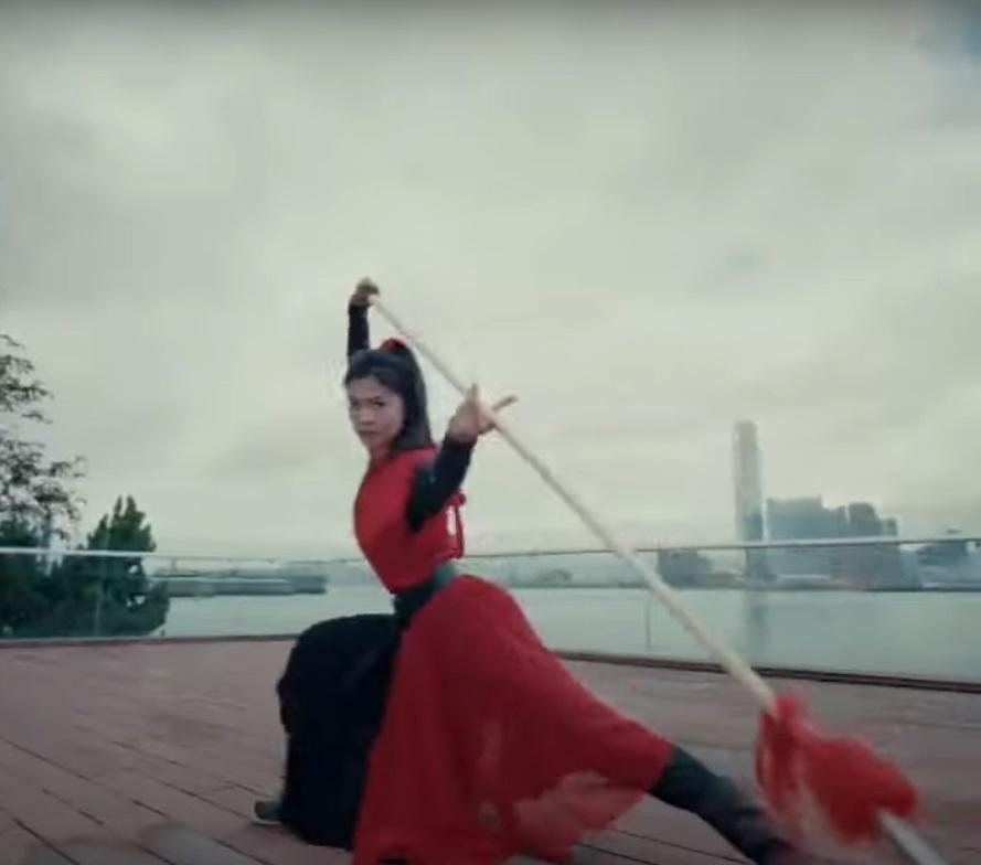 「峨嵋派女俠」現身香港,一眾團員街頭展現中國傳統武藝。(網片截圖)