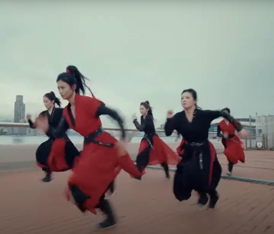 「峨嵋派女俠」現身香港,一眾團員街頭展現中國傳統武藝。(網片截圖)