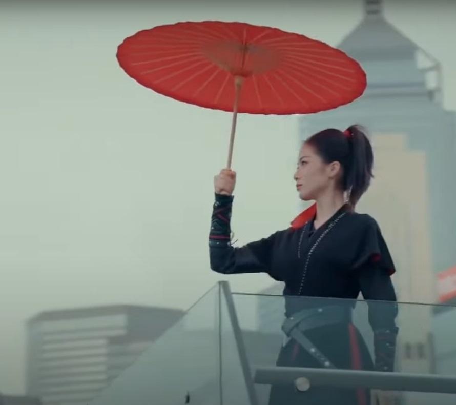 「峨嵋派女俠」現身香港,一眾團員街頭展現中國傳統武藝。(網片截圖)