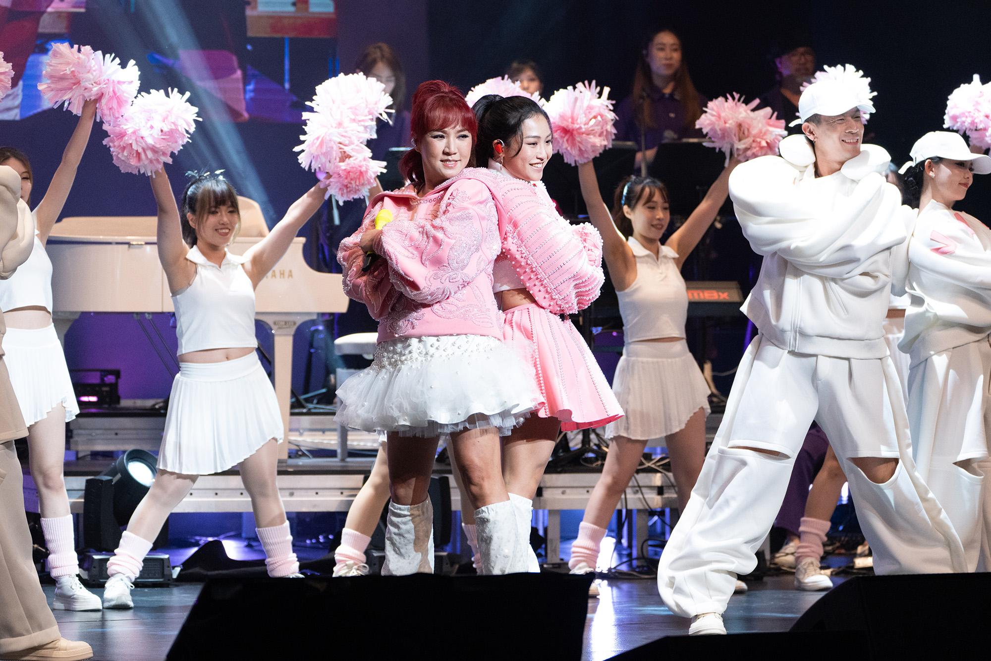 黎瑞恩和女兒Sheree以孖妹形象驚喜現身,伴隨超過20位舞蹈員,以啦啦隊服裝唱跳《心急人上》和《美少女戰士》。