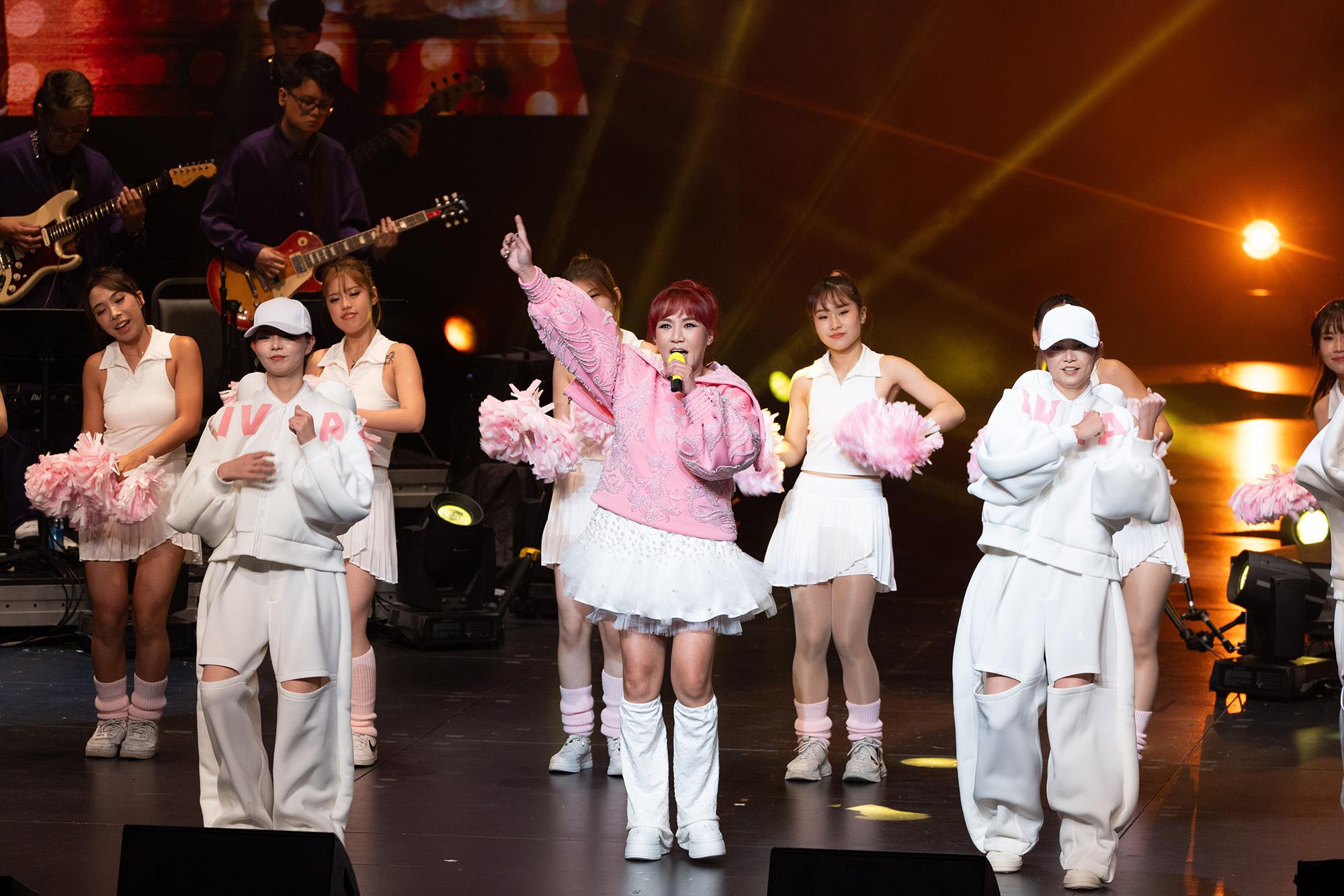 黎瑞恩和女兒Sheree以孖妹形象驚喜現身,伴隨超過20位舞蹈員,以啦啦隊服裝唱跳《心急人上》和《美少女戰士》。