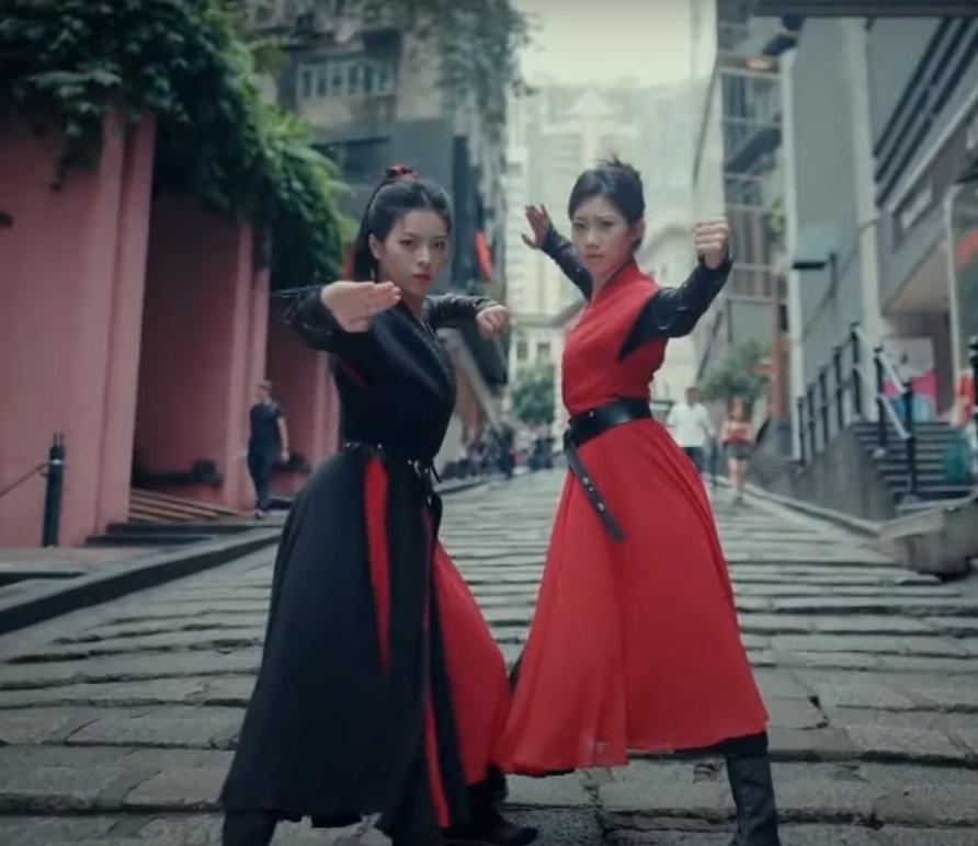 「峨嵋派女俠」現身香港,一眾團員街頭展現中國傳統武藝。(網片截圖)