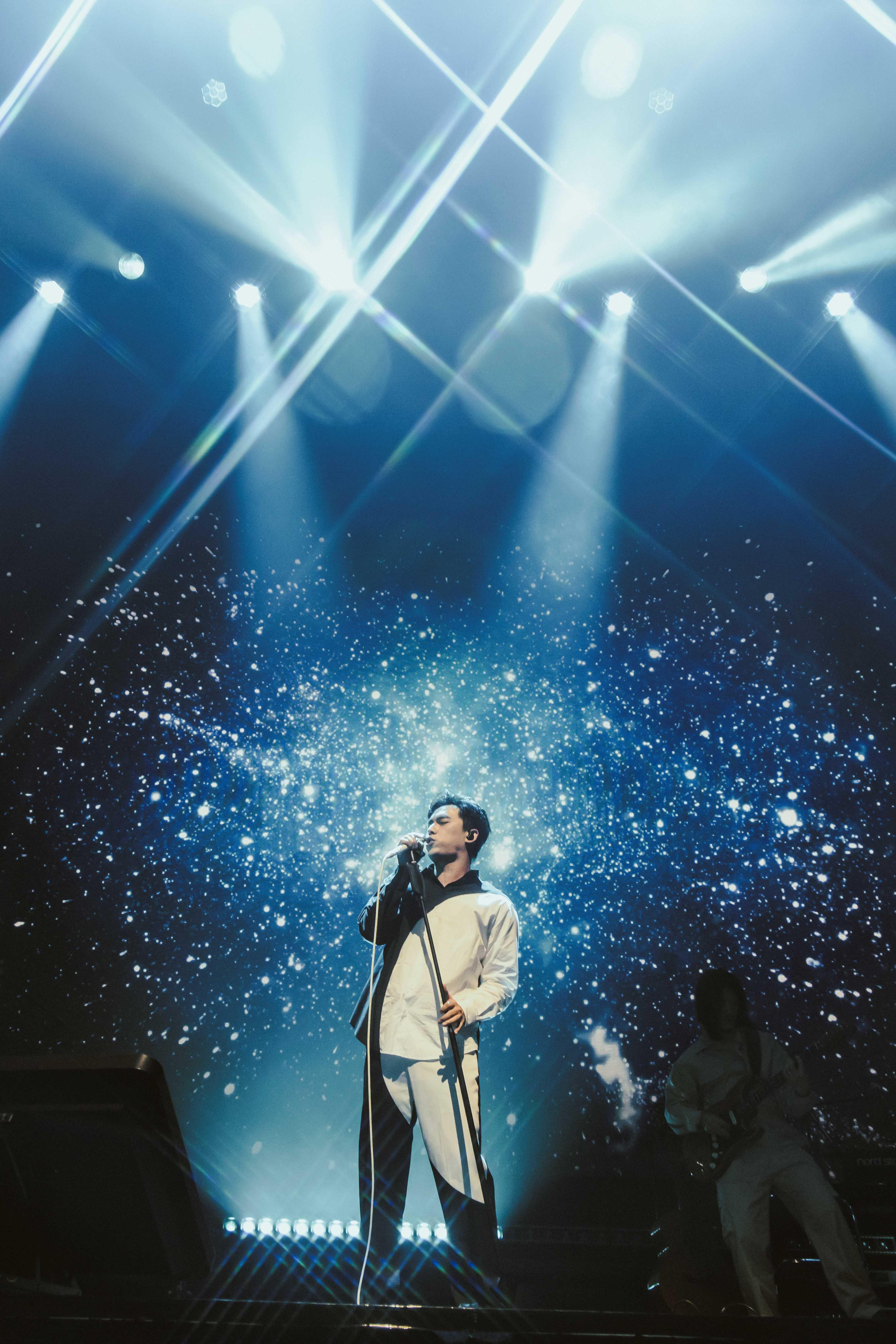 HUSH盡情展現型格又優雅的面向,舉手投足散發着獨有的騷味。