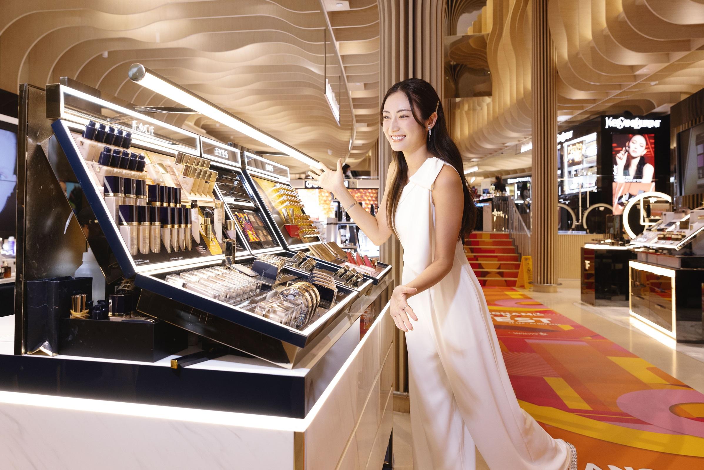 看見琳瑯滿目化妝品,Kayan雙眼發光。