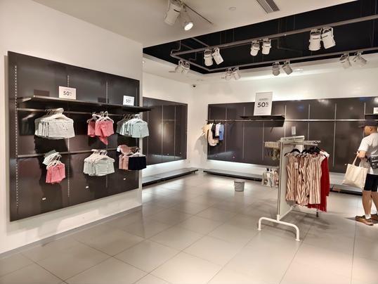 H&M九龍灣Megabox店內,不少貨架已經清空。(網上圖片)