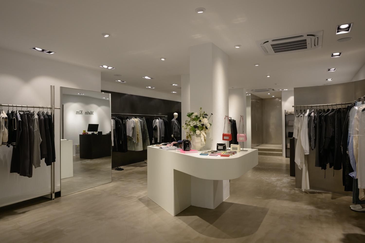 Matin Kim首間專門店登陸銅鑼灣,裝橫以首爾專門店為藍本,採用品牌一貫粗獷、自由和自然美學。