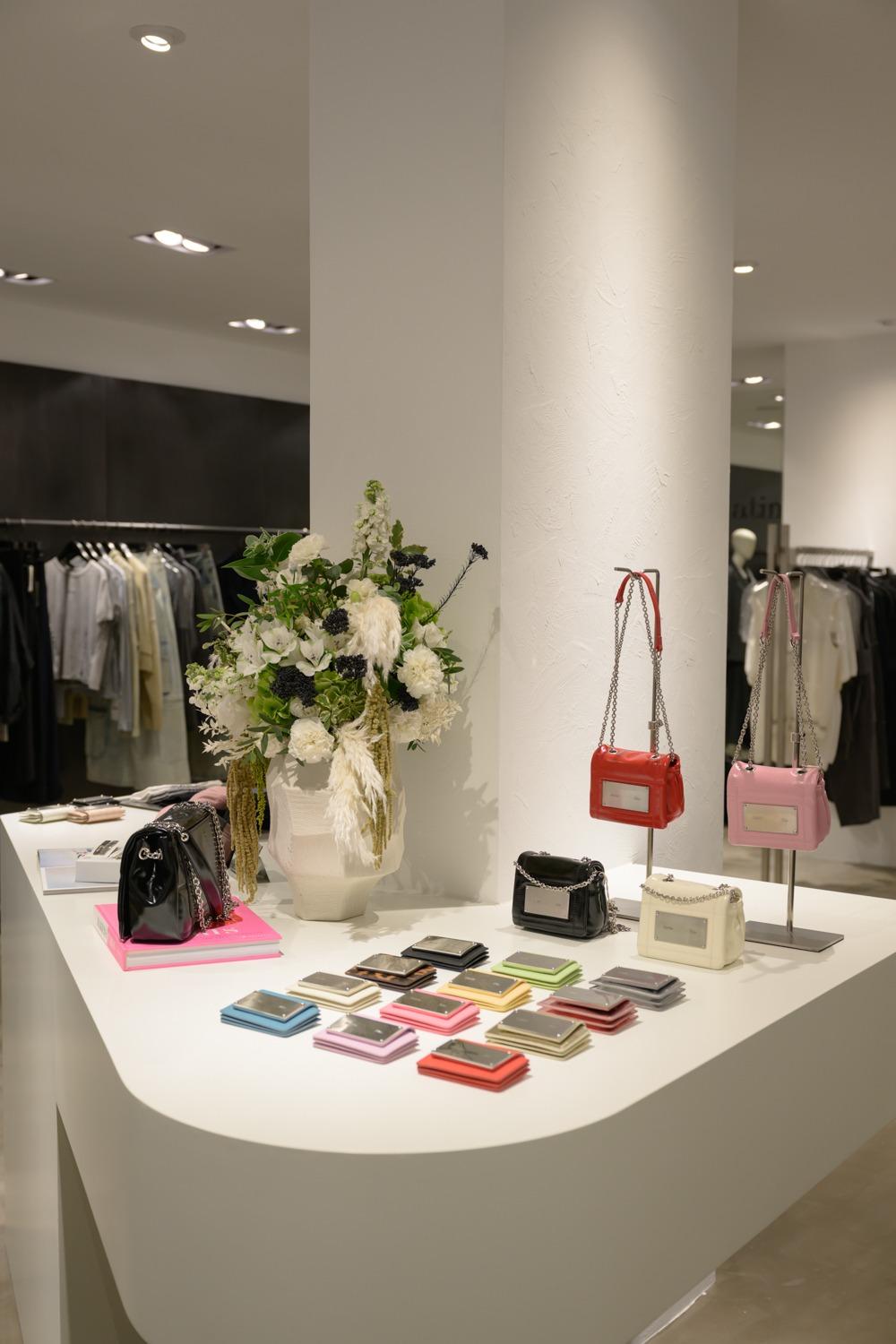 Matin Kim首間專門店登陸銅鑼灣,裝橫以首爾專門店為藍本,採用品牌一貫粗獷、自由和自然美學。