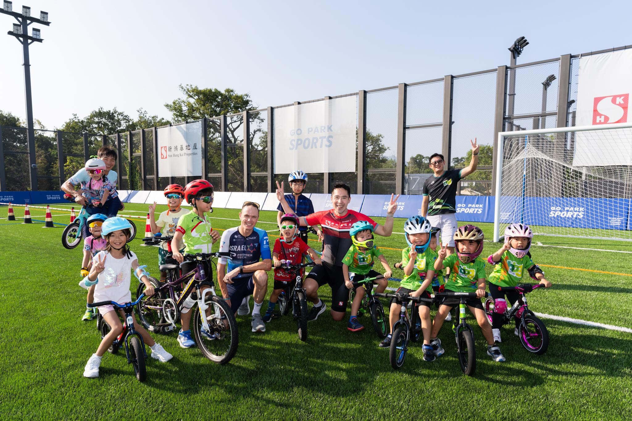 新鴻基地產(016)執行董事郭基煇今日率先邀請Chris Froome來到試運中的西沙GO PARK,與一眾本地年輕車手和「粉絲」見面交流,並親身體驗西沙GO PARK多元化的體育設施。