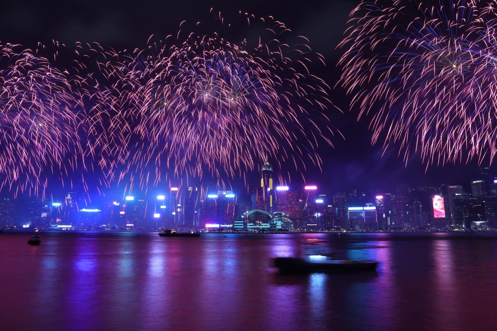 煙花匯演晚上上演。(吳康琦攝)