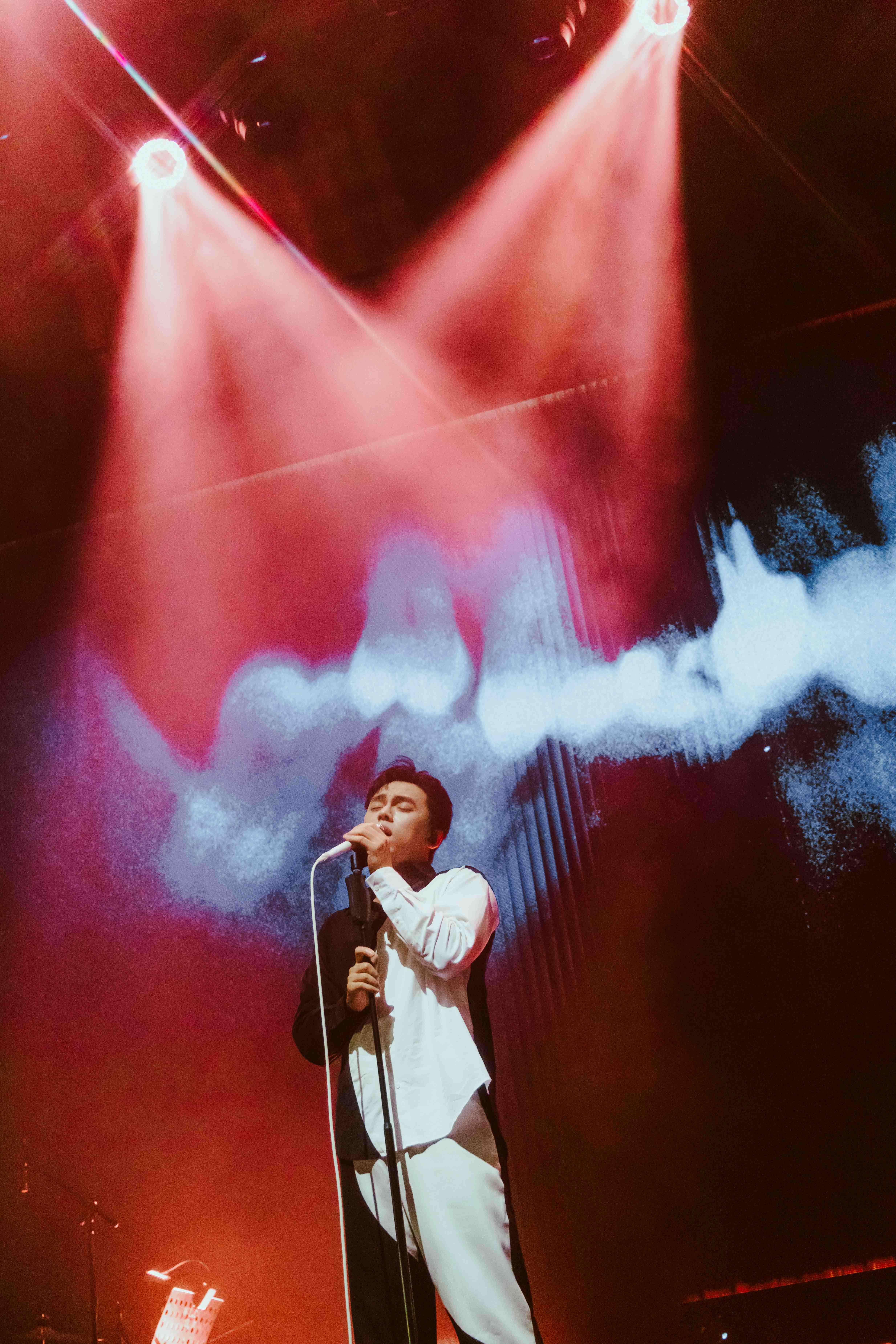 演唱會尾聲,HUSH接連獻唱《第三人稱》、《為自己唱》及為他帶來第33屆金曲獎最佳作曲人獎的作品《衣櫃歌手》。