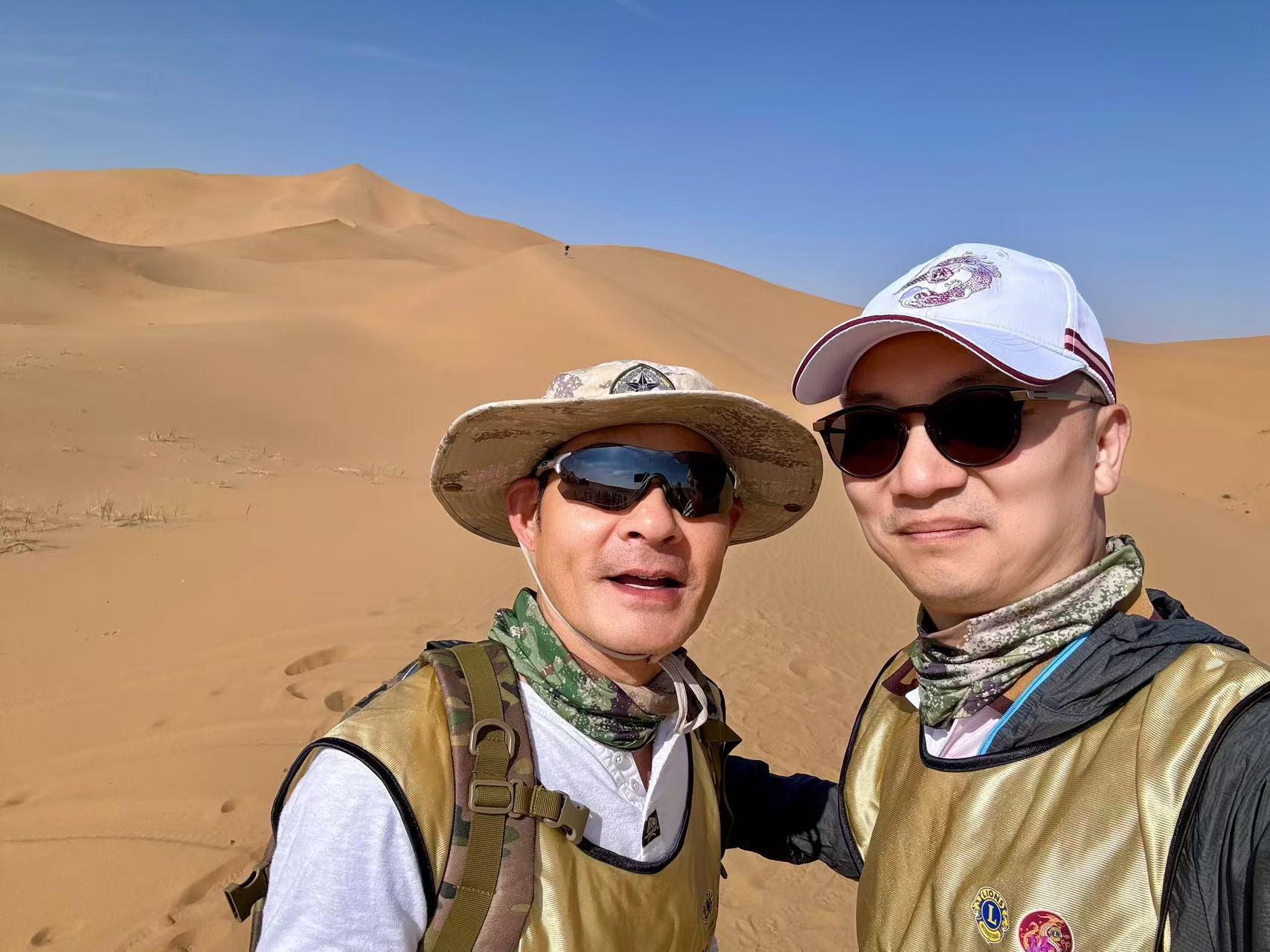 黃智賢與大會聯合主席第四分區主席黃啟智,在沙漠行成為好友。