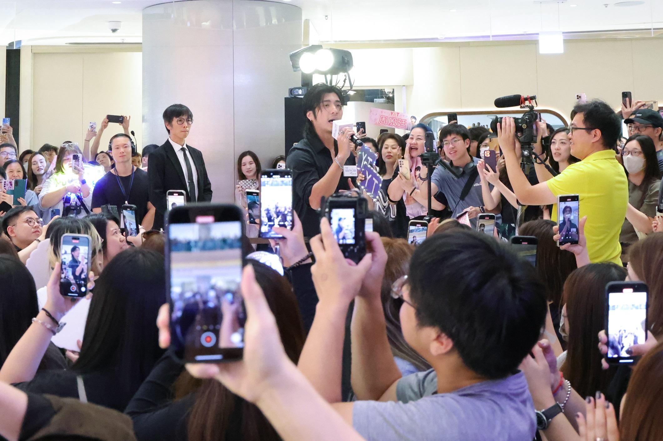 YT走到台下獻唱,歌迷為之瘋狂。(圖:吳康琦)