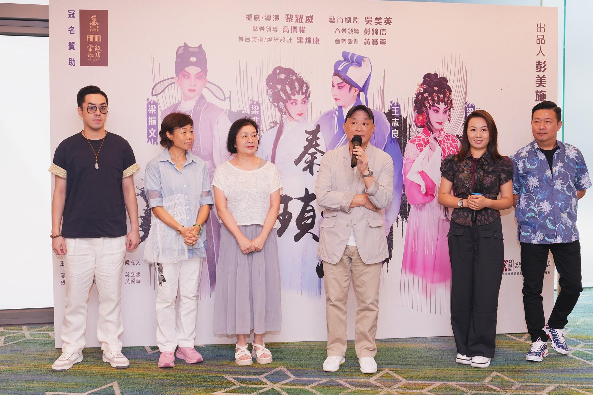 廖國森(中)期望唱情戲感動觀眾。並與一眾演員(左起)吳國華、盧麗斯、陳玉卿、陳枬橦(右二)及擊樂領導高潤權(右一)。