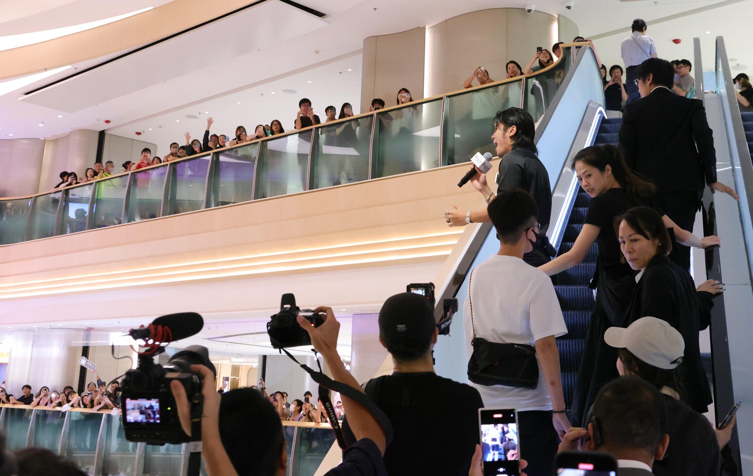 即興走上商場一、二樓與歌迷近距離接觸的YT。(圖:吳康琦)