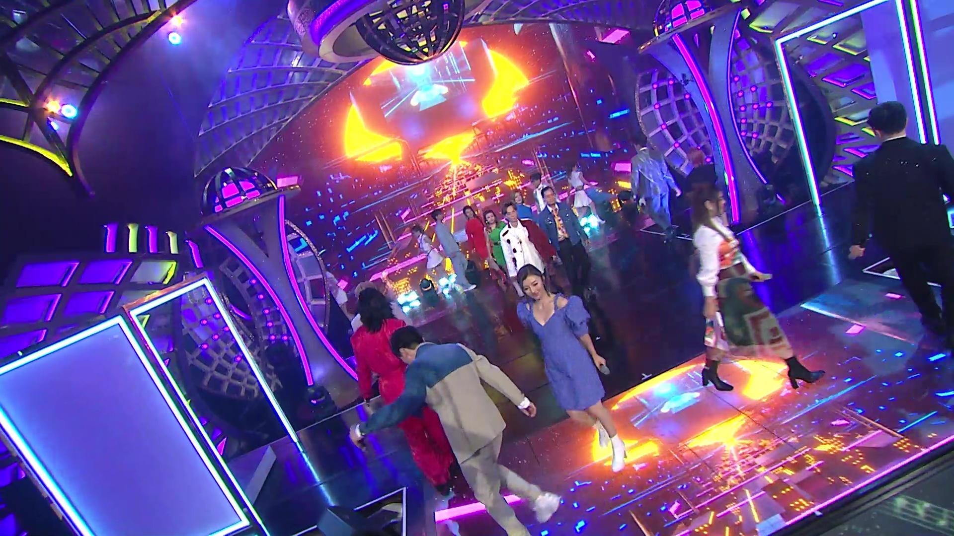 周吉佩與古淖文率領《中年》第1及第2季參賽者打頭陣表演揭開序幕。