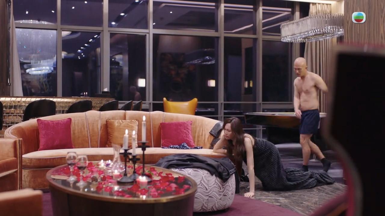 呃錢網紅被毆打戲成為首集焦點。