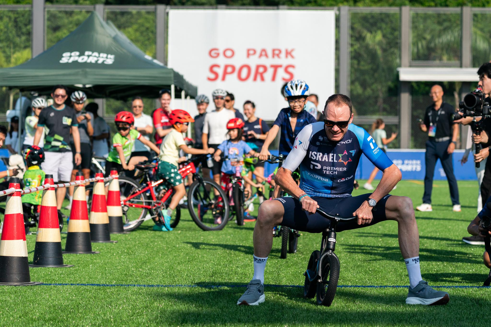 新鴻基地產(016)執行董事郭基煇今日率先邀請Chris Froome來到試運中的西沙GO PARK,與一眾本地年輕車手和「粉絲」見面交流,並親身體驗西沙GO PARK多元化的體育設施。